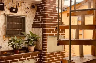 Ampla casa com 02 dormitórios e vaga de garagem para 02 carros
