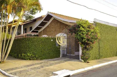 Casa térrea, com 3 dormitórios, 1 suíte, localizada em bairro nobre.