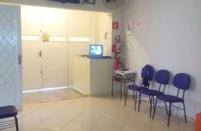 Casa com 350 metros de terreno e 260 m² de área construída, casa na frente 120 m², mais galpão nos fundos com 140 m², com 5 dormitórios, 5 banheiros, sala de estar, cozinha, 4 vagas de garagem para lo