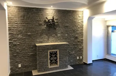 Casa para locação no miolo do tatuapé com 400m² de terreno e 400m² de construção são 3 suítes sendo uma master com hidromassagem, sala de estar com lareira