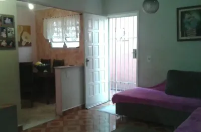 São  2 sobrados independentes em terreno de 146 m². 150 mts2 de área construída. garagem coberta com 3 vagas