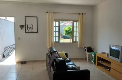 Casa sobrado em mongaguá com sala ,cozinha ,2 dormitórios e 3 banheiros. quintal nos fundos. 80m² de área construída