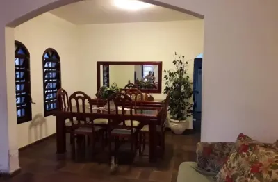 Lindo sobrado na vila ema com 208m² , 3 dormitórios ,1 com sacada,  sala espaçosa combinada com sala de jantar, cozinha , garagem com 5 vagas , churrasqueira.
