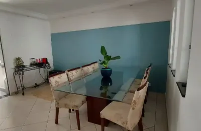 Bonita e ampla casa, 2 dormitórios, toda revestida, com um pequeno jardim a frente, com edícula linda no fundo, vaga para 5 carros..terreno 10x25