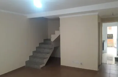 Lindo sobrado de condomínio, com 79m², 03 dormitórios , uma suíte, e 1 (um) banheiro social, sendo todos os cômodos com piso vinílico clicado no piso superior. sala grande.