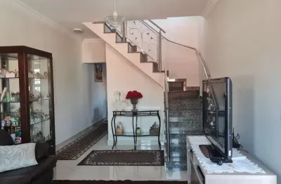 Bela casa a venda na vila bela com 151 m² construídos,  3 vagas - 3 dormitórios sendo 1 suíte - 3 banheiros sendo 1 lavabo, corredor lateral e portão automático - moveis planejados