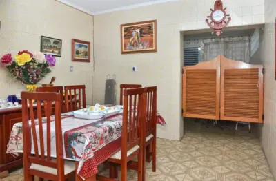 Sobrado na mooca, com 3 dormitórios, sala ampla, cozinha ampla, área de serviço, 2 banheiros, 1 vaga de garagem coberta e com quintal. ótima localização