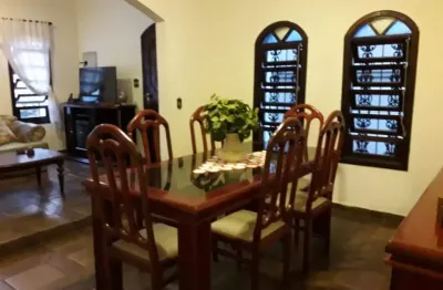 Lindo sobrado na vila ema com 208m² , 3 dormitórios ,1 com sacada,  sala espaçosa combinada com sala de jantar, cozinha , garagem com 5 vagas , churrasqueira.