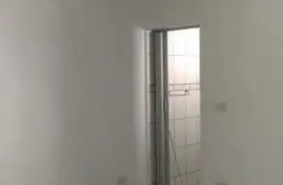 Casa na vila industrial, com quintal grande com árvores frutíferas, terreno grande 9 x 27, 243mts², 2 dormitórios, 3 vagas de garagem, dois banheiros sendo um suíte, varanda após cozinha, edícula pint