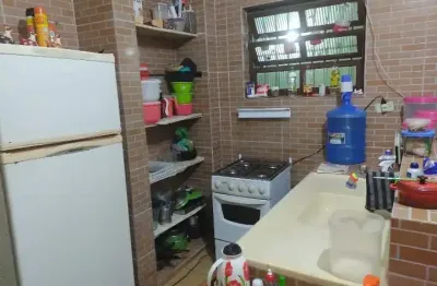 Casa a venda em mongagua com 250mts², são 2 dormitórios, sala cozinha americana banheiro,nos fundos tem mais 1 quartinho com banheiro churrasqueira, garagem para 5 carros.