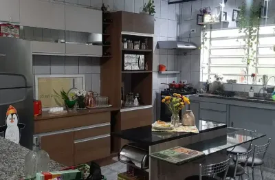 Casa na Vila Carrão com 143 mts² 3 dormitórios sendo um suíte, sala cozinha amplas, conceito aberto, total de 4 banheiros,edícula nos fundos, área de churrasqueira, quintal com pergolado.