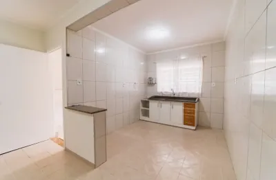 Casa em santo andré  com 164mts² de área útil, terreno de( 5x25 ), 2 dormitórios, 2 banheiros, 2 vagas, sala ampla, copa/ cozinha, lavanderia, área de lazer com churrasqueira, valor r$392.000,00