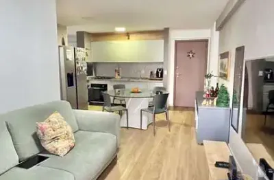 Apartamento com 2 quartos e varanda com móveis planejados na ponta verde