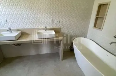 Lindíssimo sobrado em condomínio fechado com 4 suítes e lazer com piscina com previsão de entrega para 2023.