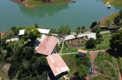 Maravilhoso sítio com 3 casas, sendo a principal, a do caseiro e 6 chalés e mais lazer com piscina e churrasqueira e deck para a represa