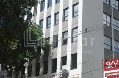 Ótima sala comercial no centro de sjcampos medindo 162,01 metros com 2 banheiros e 2 vagas de garagem.