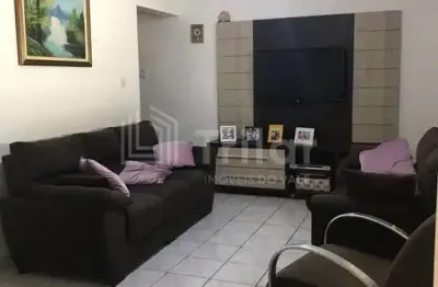 Ótimo sobrado de 3 dormitórios com 1 suíte, sala, copa, cozinha, área de serviço, churrasqueira e 2 garagens cobertas