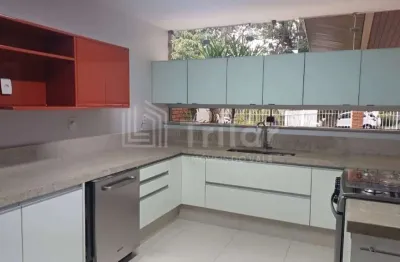 Excelente casa em condomínio com 4 dormitórios e 2 suites , sendo 1 master e área gourmet e piscina e 4 vagas garagem