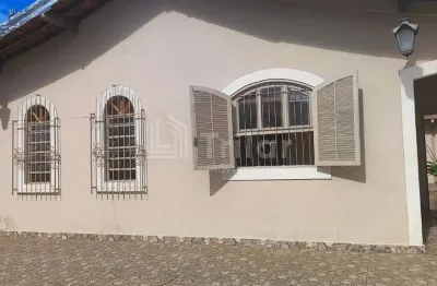 Locação - casa de lote inteiro em excelente localização do jardim das indústrias.