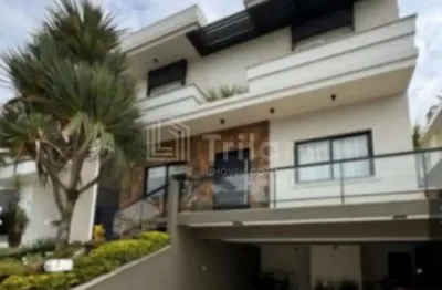 Maravilhoso sobrado em condomínio fechado com 4 suítes e lazer com piscina e ofurô .