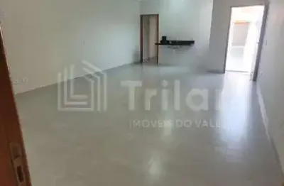 Casa de 2 dormitórios com 1 suíte e sala conjugada com a cozinha e 2 vagas de garagem cobertas