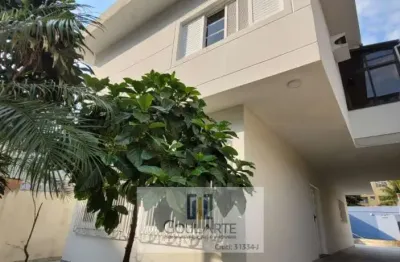 Casa sobrado com 4 dormitórios sendo 1 suíte, área gourmet e piscina, à menos de 200 metros do mar na praia do tombo-guarujá/sp.