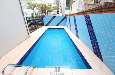 Apartamento padrão com 2 dormitórios, área de lazer no condomínio, à menos de 200 metros do mar, no lado praia enseada-guarujá/sp