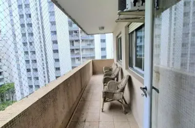 Apartamento padrão com sacada, 4 dormitórios sendo 1 suíte, á menos de 100 metros do mar, na praia de pitangueiras - guarujá/sp.
