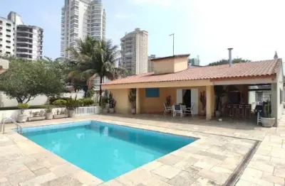 Casa com 3 dormitórios 1 sendo suíte, 1 edícula, espaço amplo (com churrasqueira e piscina) e 3 terrenos planos na praia da enseada-guarujá/sp.