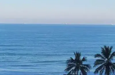 Apartamento alto padrão com acesso a sacada, 2 dormitórios com vista mar, á 100 metros do mar - pitangueiras-guarujá/sp.