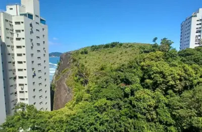 Apartamento com sacada vista mar e área verde na praia da pitangueiras-guarujá/sp.