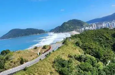 Apartamento alto padrão com acesso a sacada gourmet, 3 suítes climatizadas, lazer completo no condomínio - astúrias -guarujá/sp.