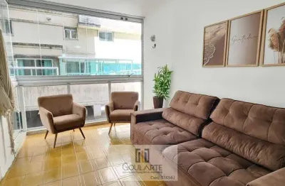 Apartamento com janelão na sala, 2 dormitórios sendo 1 suíte climatizada, à menos de 100m do mar na praia da pitangueiras-guarujá/sp.