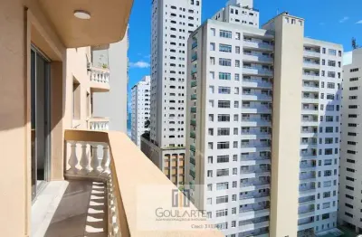 Apartamento alto padrão com sacada, 3 dormitórios sendo 1 suíte + dormitório de serviço, á 100 metros da praia das pitangueiras-guarujá/sp