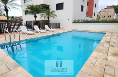 Apartamento com sacada, 2 dormitórios climatizados sendo 1 suíte, lazer no condomínio, lado praia da enseada - guarujá/sp