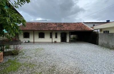 Casa escriturada com amplo espaço de terreno no bairro nova esperança em balneário camboriú