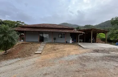 Casa semi mobiliada no bairro são francisco de assis em camboriú