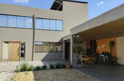 Casa tríplex, de altíssimo padrão com localização privilegiada em camboriú.