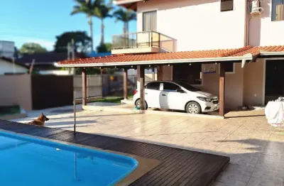 Linda casa ampla com piscina localizada no centro de camboriú