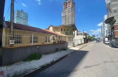 Casa bem localizada com 3 dorm. sendo 1 suíte, meia praia, itapema - sc