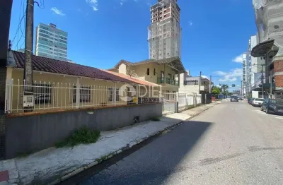 Casa bem localizada com 3 dorm. sendo 1 suÍte, Meia Praia, Itapema - SC