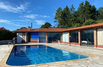 Belíssima chácara à venda em condomínio fechado com vista da pedra grande