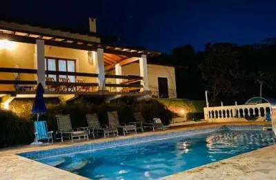 Chácara de luxo em condomínio no batatuba, piracaia-sp: 4 quartos, 2 suítes, 3 banheiros, 4 vagas, 520m². venha conferir!
