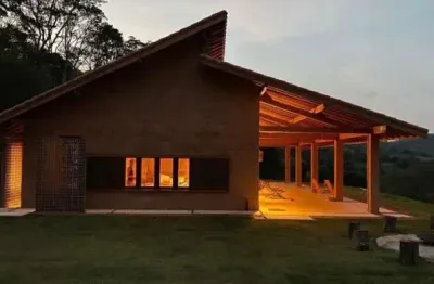 Chácara de luxo à venda em piracaia-sp  2 quartos, 2 suítes, 3 salas, 3 banheiros, 5 vagas de garagem  represa jaguari