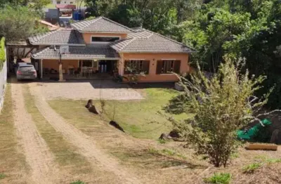 Chácara em condomínio na estância santa maria do laranjal, atibaia-sp: 4 quartos, 1 suíte e 6 vagas de garagem!