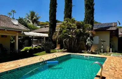 Excelente casa térrea à venda em condomínio de alto padrão em atibaia