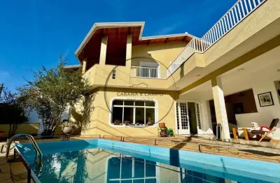 Casa à venda com 04 dormitórios em bairro nobre de atibaia