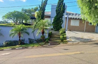 Casa térrea reformada à venda no condomínio serra da estrela em atibaia