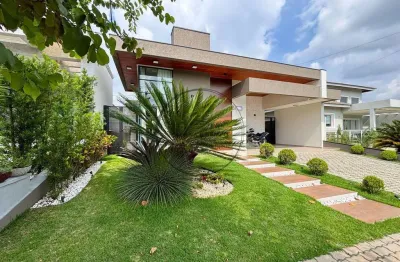 Casa térrea com piscina e pé-direito alto no Terras de Atibaia II