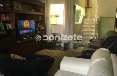 Sobrado à Venda com 3 suítes, 6 vagas | Vila Assunção, Santo André